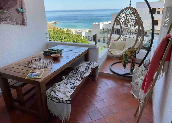 Lovely 2 Bedroom With A Pool In Front Of The Beach