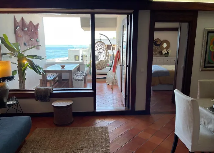 Lovely 2 Bedroom With A Pool In Front Of The Beach