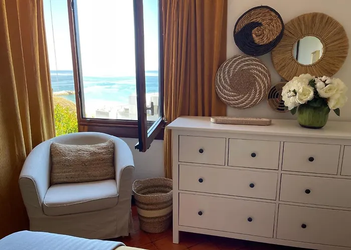 Lovely 2 Bedroom With A Pool In Front Of The Beach