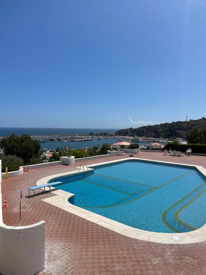 Lovely 2 Bedroom With A Pool In Front Of The Apartment